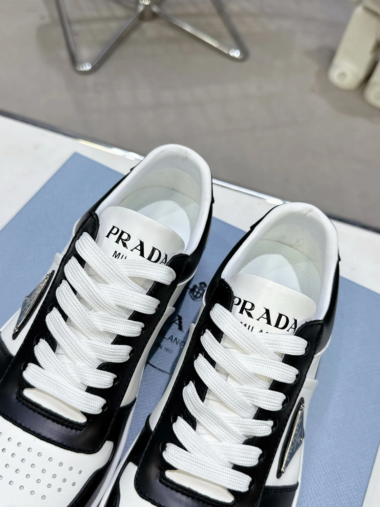 👟👟Ex-factory price 580👟👟 Couple style Prada Latest Downtown Bold series Triangle logo Casual sneakers White shoes Original purchase, development and production Downtown Bold sneakers are inspired by the basketball shoes of the 1980s, with a sporty design and exquisite details. Crafted from perforated leather, the statement platform sole provides a unique, modern style. The Prada logo is interpreted from different angles, decorated with the iconic enameled triangular metal logo, highlighting the unique classic style. Exquisite packaging at the delivery counter🛍📦 ▪️Fabric: Original custom imported first-layer cowhide ▪️Lining: Original imported soft sheepskin ▪️Outsole: Original open-molded rubber bottom material ▪️Size: Women's 35-40 Men's 39-45
